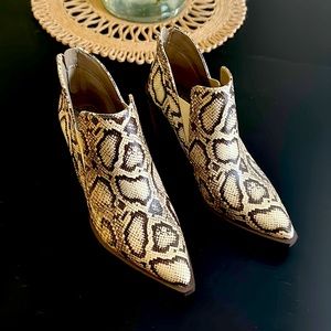 Booties
100% Leather
Chunky heel
Animal print, Snake print
Multi color, Tan